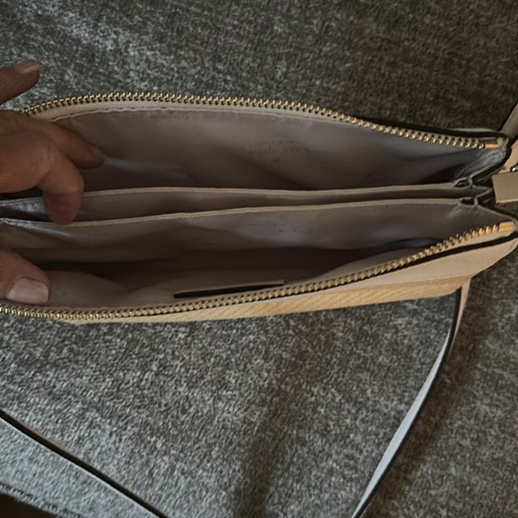 Kate Spade Cream and White Crossbody Bag with Elegant Design - Picture 3 of 3